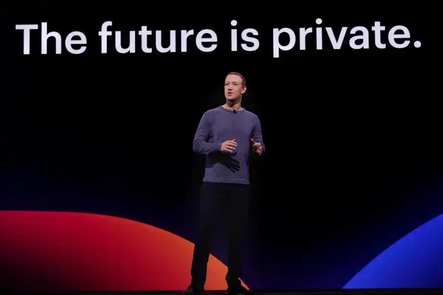 Za koronavirus mohou 5G sítě? Facebook nasadí proti fámám roboty